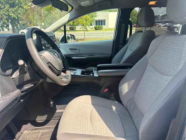 Used 2025 Toyota Sienna LE FWD image 14