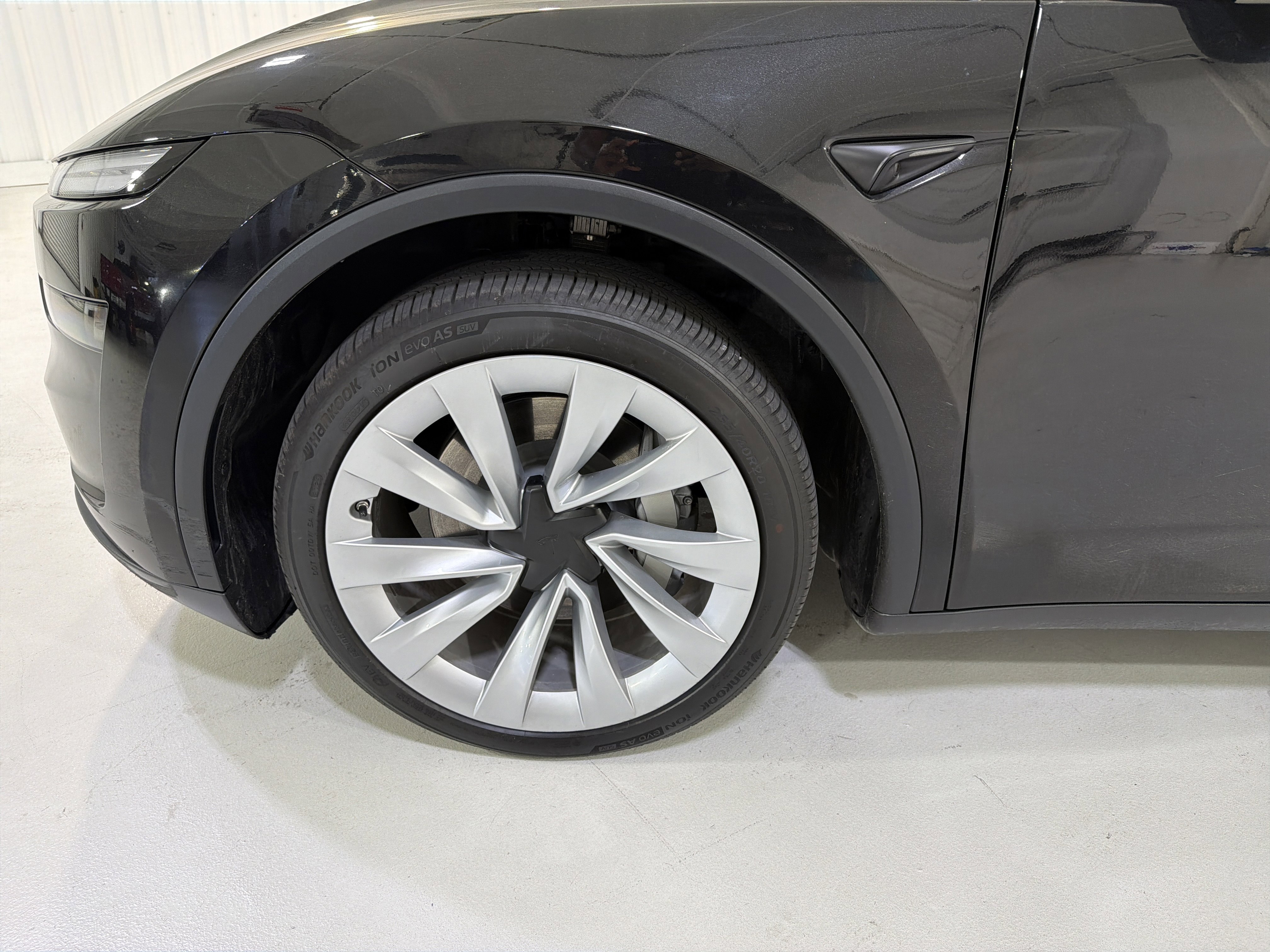 Used 2026 Tesla Model Y 2WD image 9