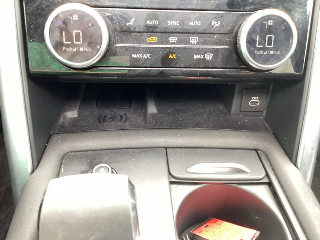 Used 2024 Land Rover Discovery Dynamic SE image 24