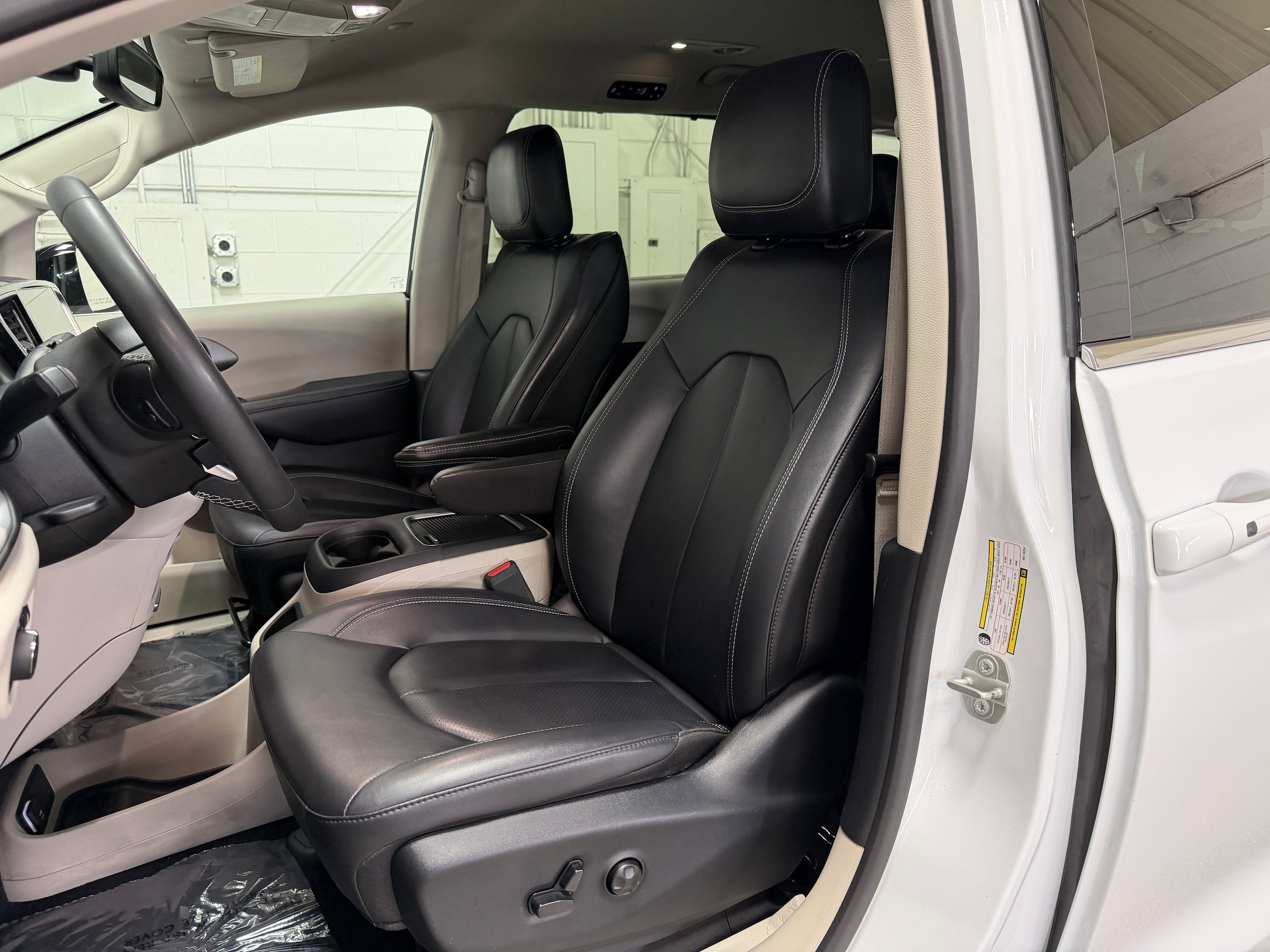 Used 2024 Chrysler Pacifica Touring-L FWD image 9