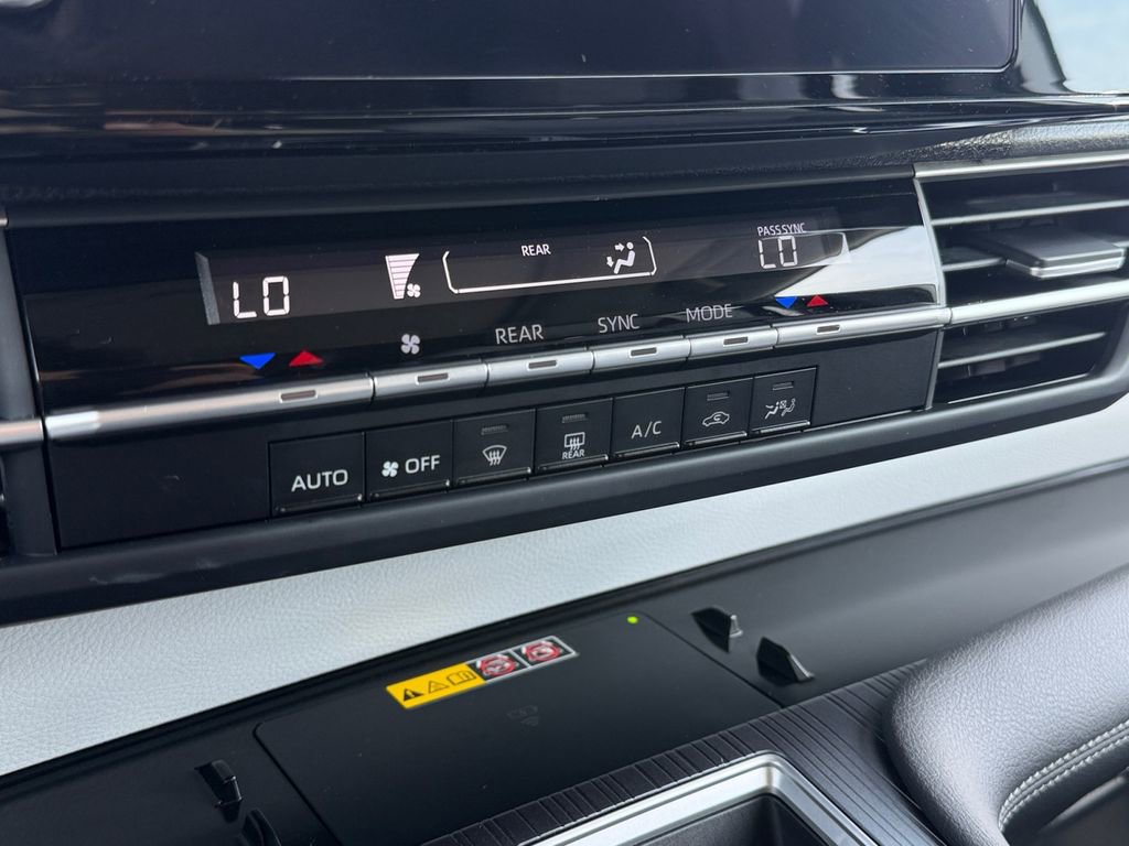 Used 2025 Toyota Sienna LE w/ LE Plus Package image 26