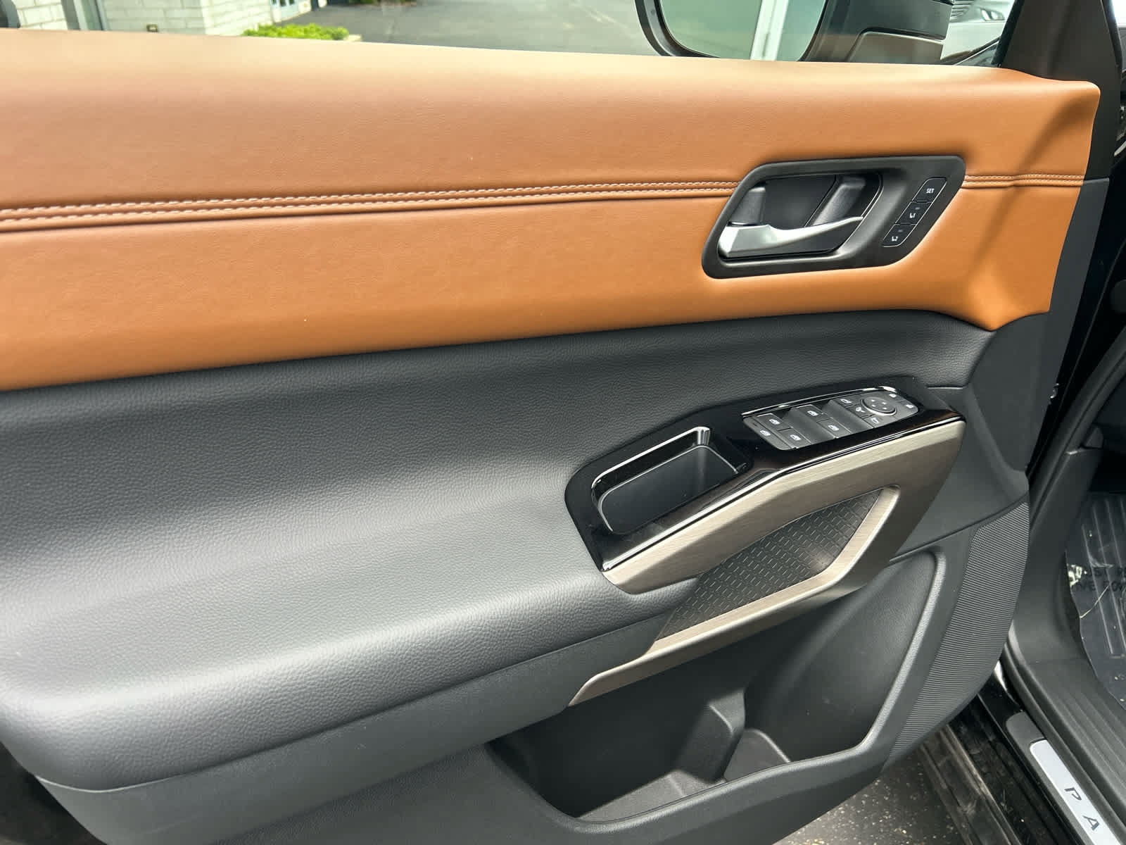 Certified 2025 Nissan Pathfinder Platinum AWD/4WD image 39