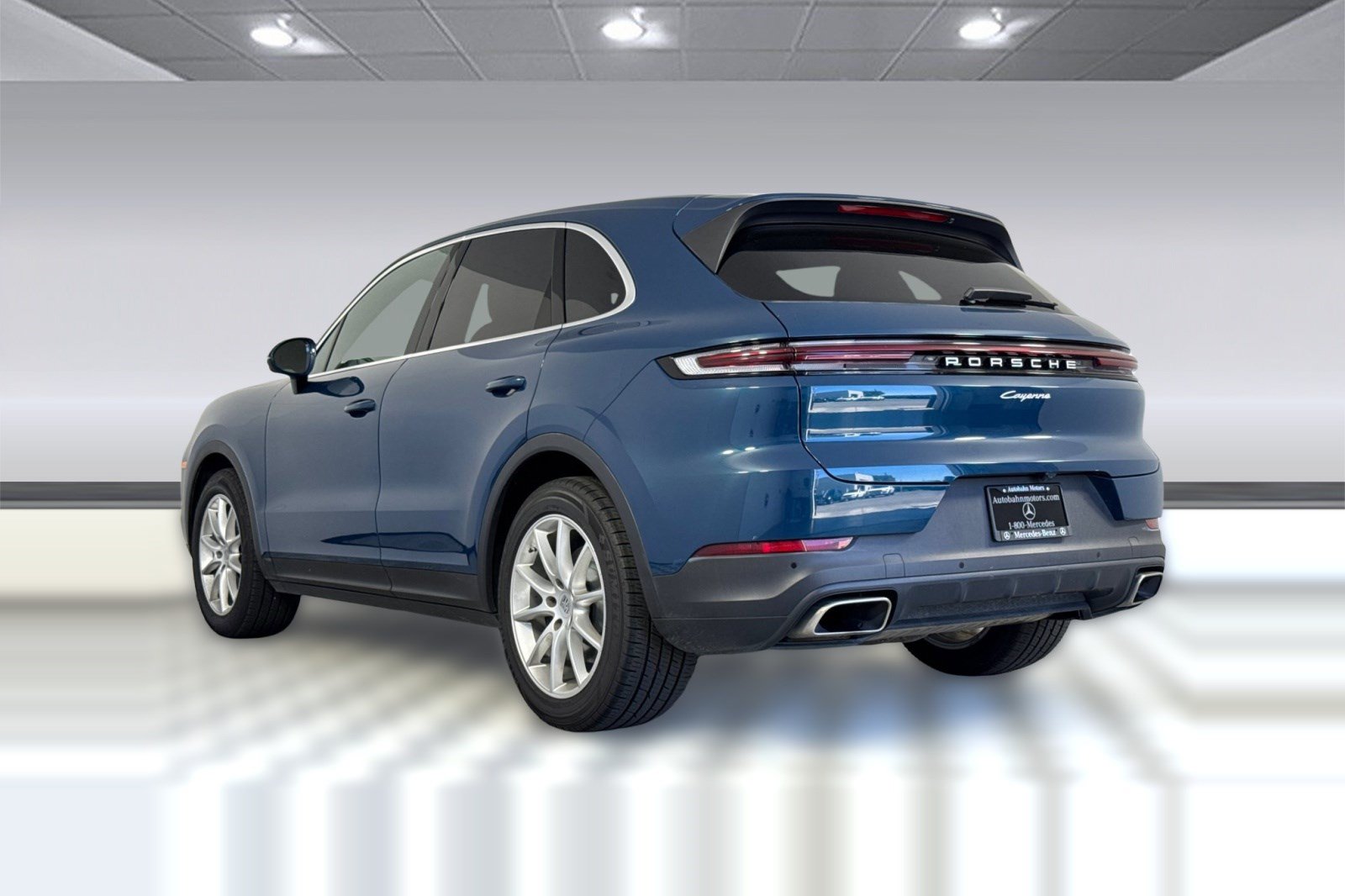 Used 2024 Porsche Cayenne AWD/4WD image 3
