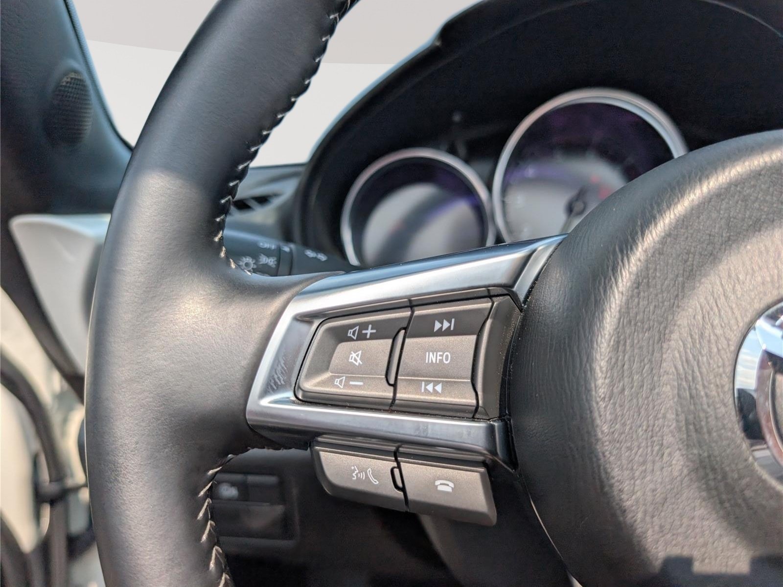 Used 2025 MAZDA MX-5 Miata Club RWD image 17