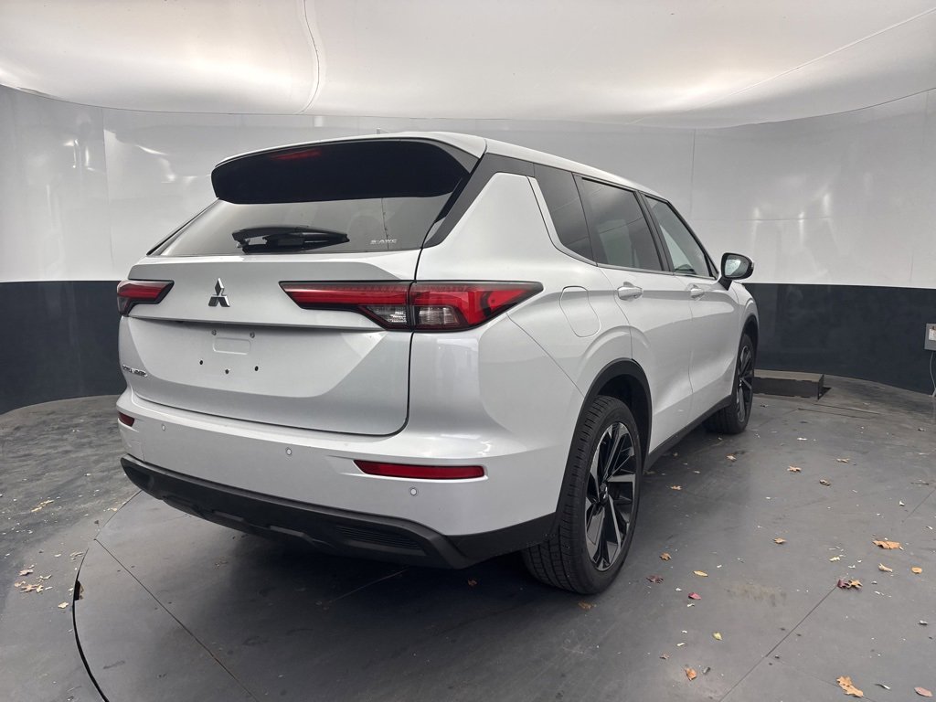 Used 2022 Mitsubishi Outlander ES image 3