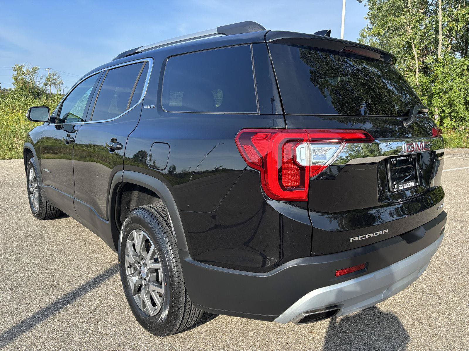 Used 2023 GMC Acadia SLE w/ Driver Convenience Package AWD/4WD image 3