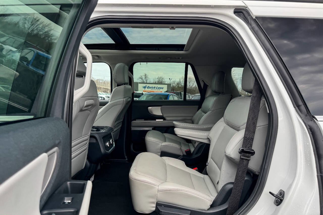 Used 2025 Ford Expedition Active image 22