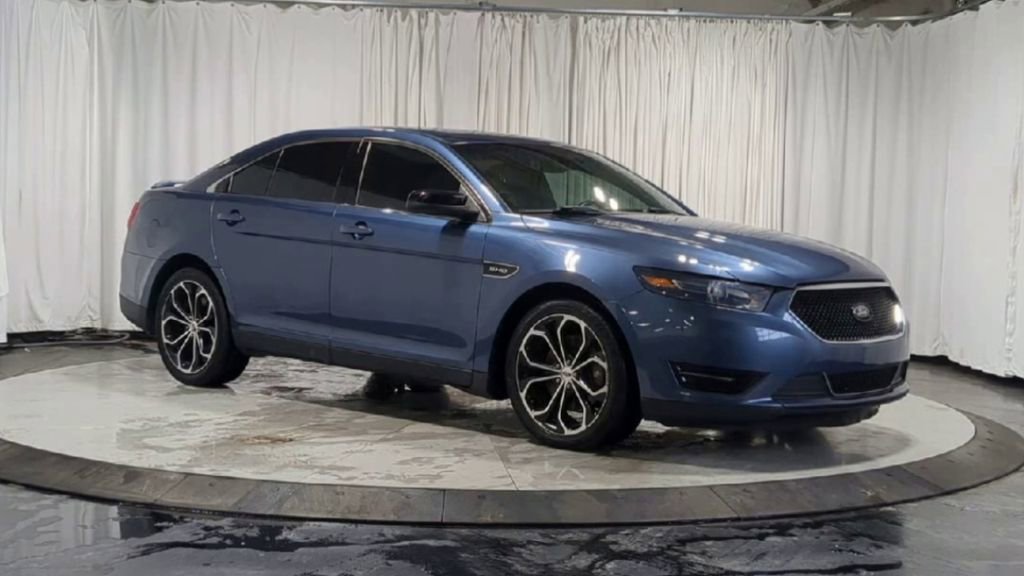Used 2018 Ford Taurus SHO image 3
