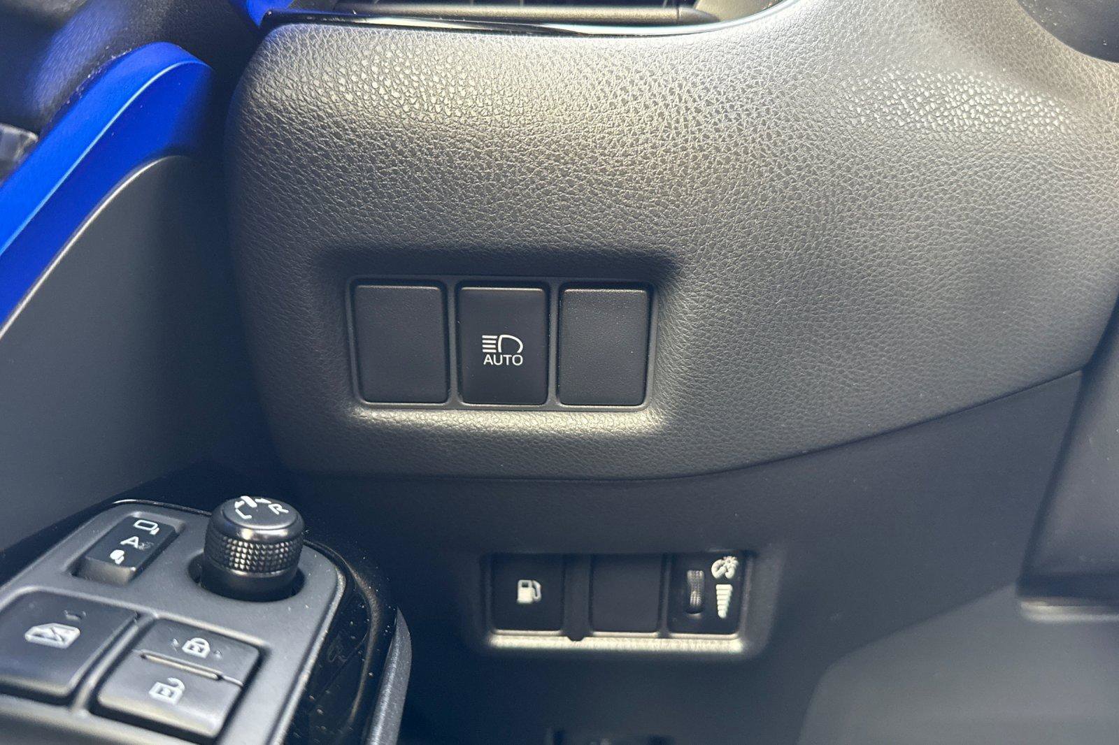 Used 2020 Toyota C-HR XLE FWD image 27