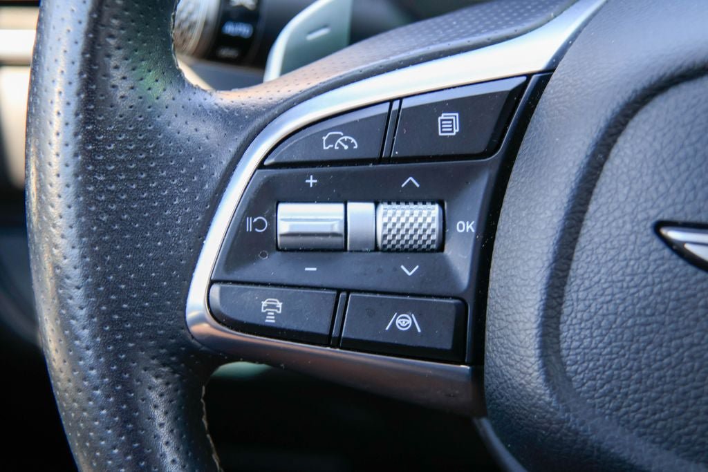 Used 2025 Genesis G70 2.5T RWD image 12