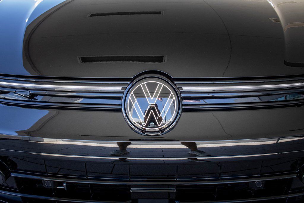 Used 2025 Volkswagen Golf R Black Edition image 8