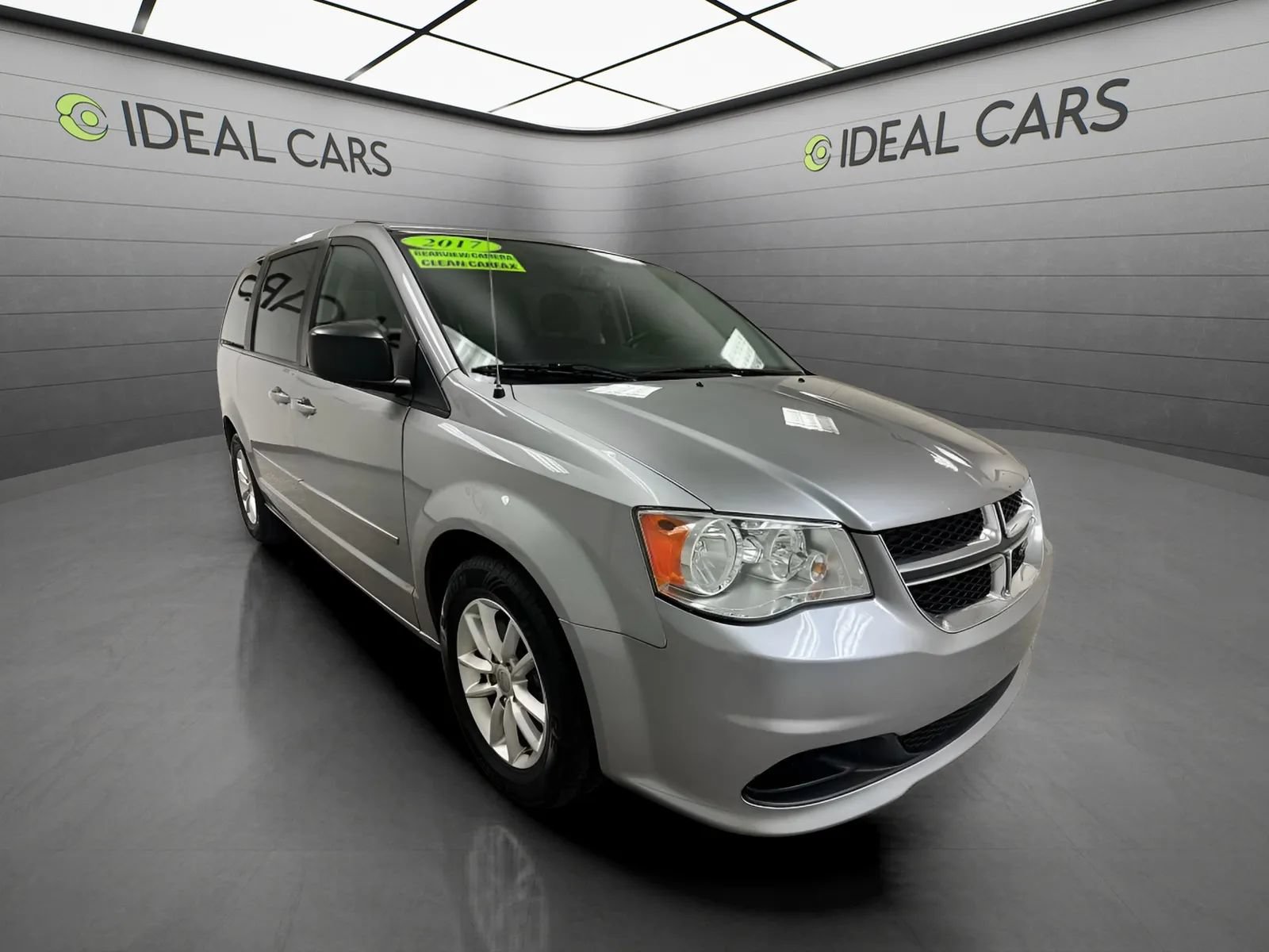 Used 2017 Dodge Grand Caravan SXT w/ Quick Order Package 29G SXT FWD image 3
