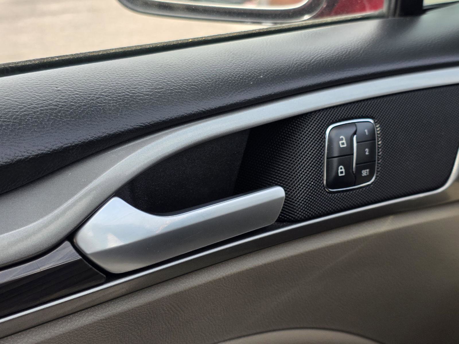 Used 2017 Ford Fusion SE w/ Fusion SE Technology Package image 10