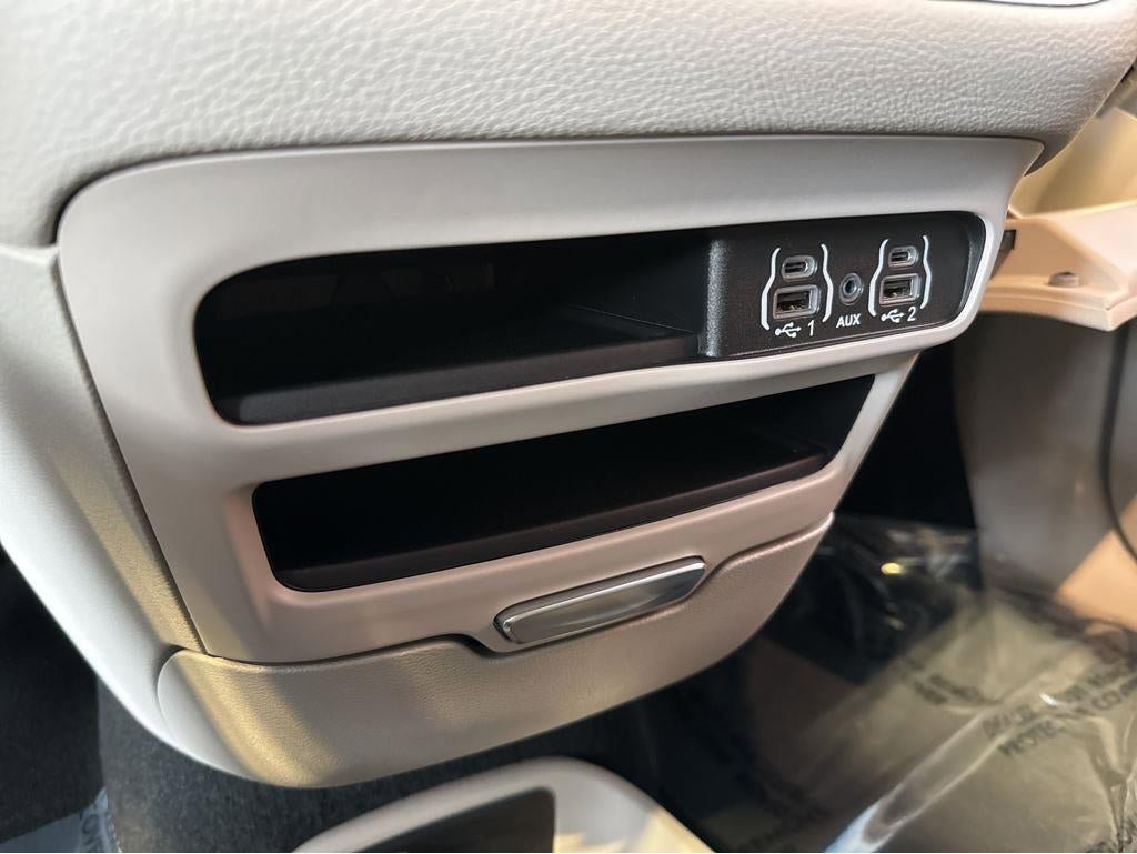 Used 2024 Chrysler Pacifica Touring-L image 24