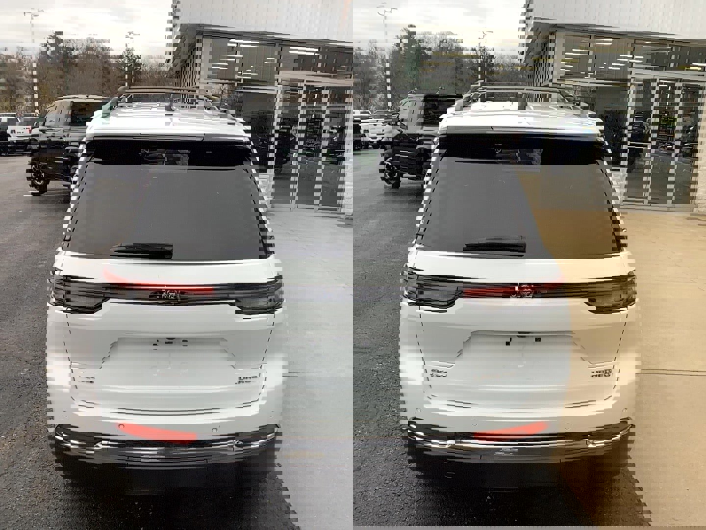 Certified 2023 Jeep Grand Cherokee Laredo w/ Trailer Tow Prep Group (B) image 5