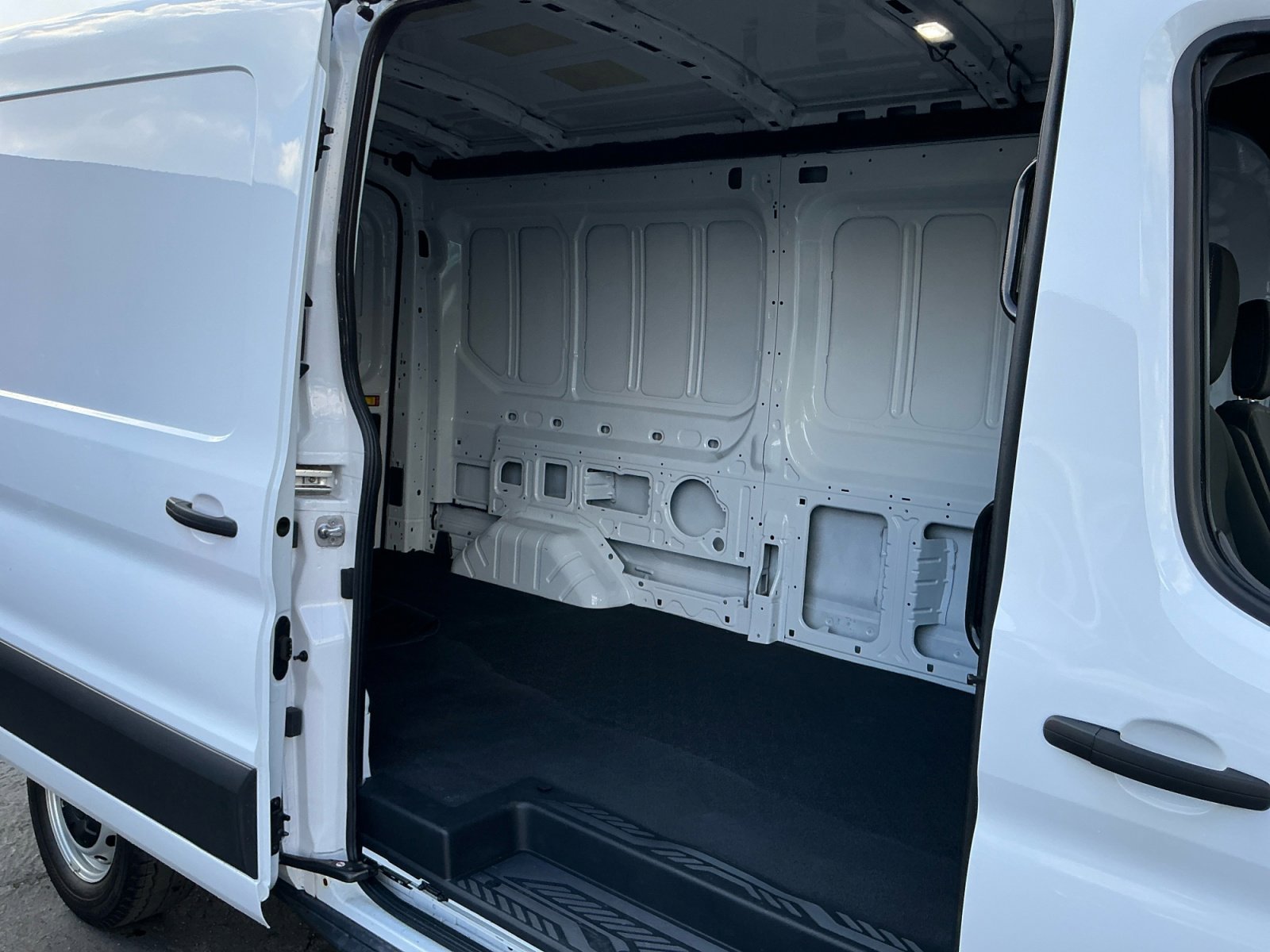 Used 2023 Ford Transit 250 Medium Roof RWD image 18