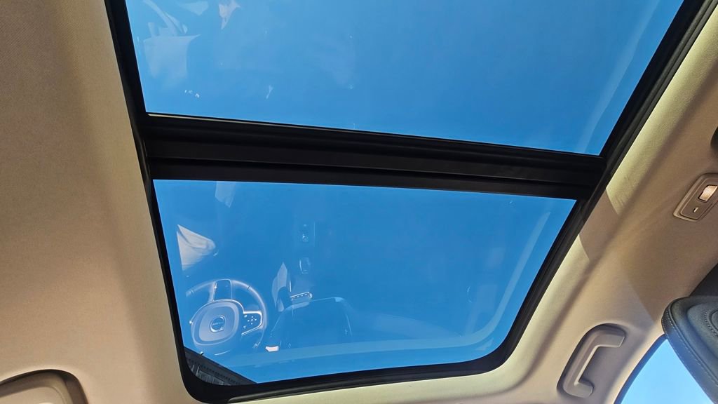 Certified 2025 Volvo XC90 B6 Plus image 26