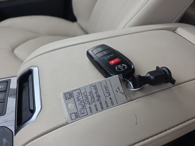 Used 2024 Toyota Highlander Limited image 32