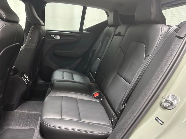 Used 2025 Volvo XC40 B5 Plus image 12