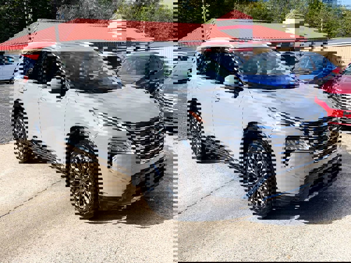 Used 2024 Nissan Rogue Platinum image 2