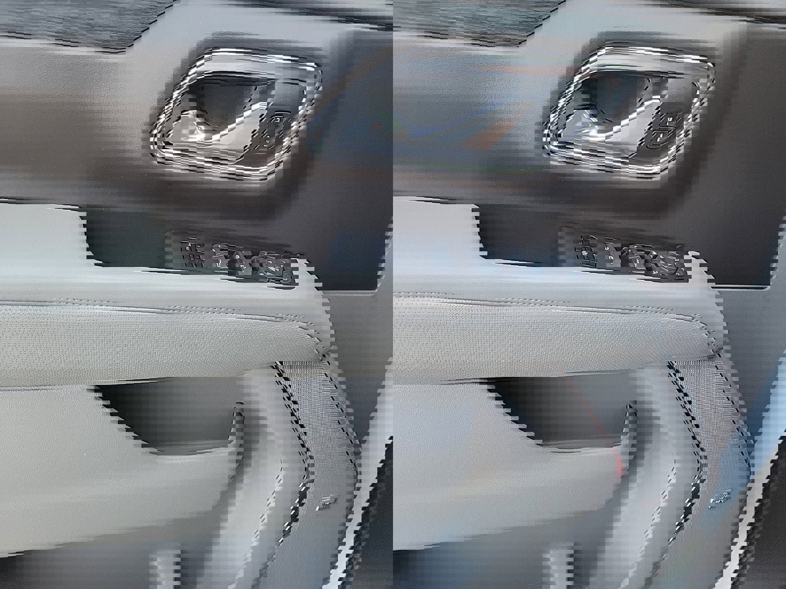 Used 2023 GMC Yukon SLT w/ SLT Premium Package image 22