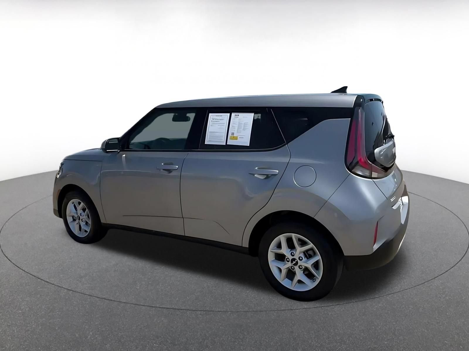 Used 2025 Kia Soul LX w/ LX Technology Package FWD image 8