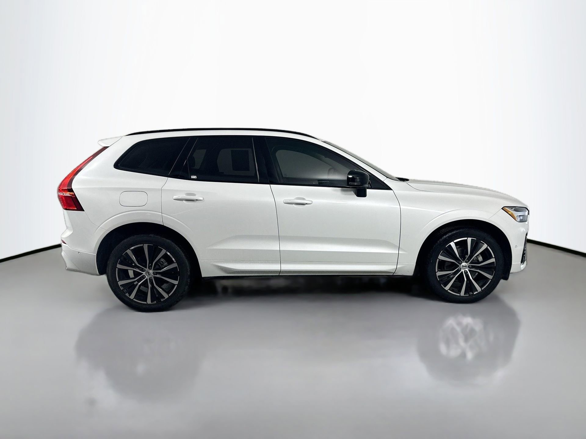 Used 2023 Volvo XC60 B5 Plus w/ Climate Package image 5