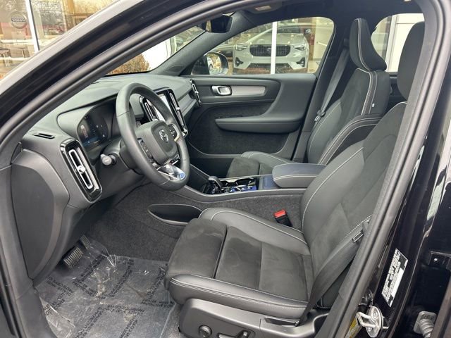 Used 2025 Volvo XC40 B5 Plus image 17