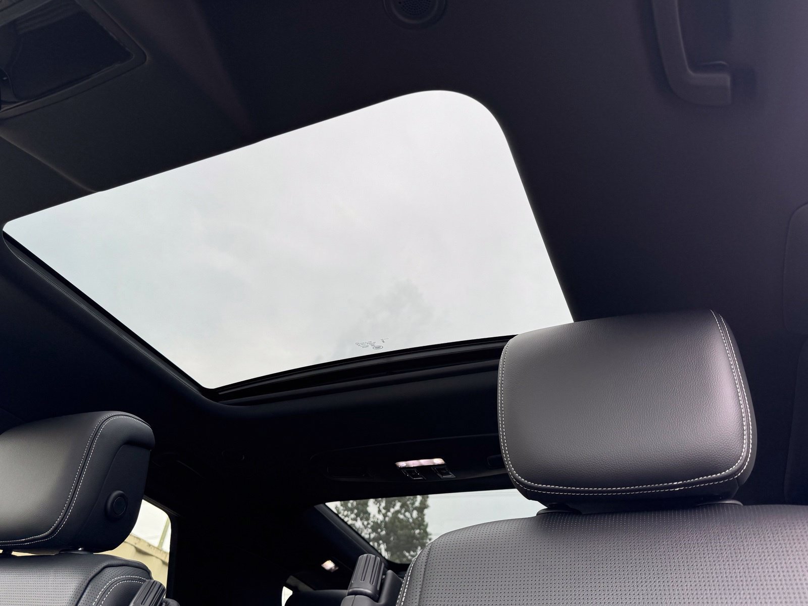 New 2026 Land Rover Discovery Limited Edition AWD/4WD image 29
