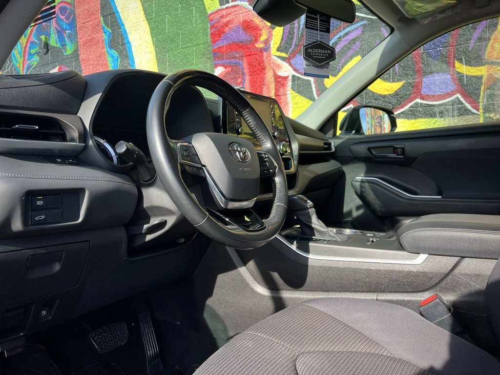 Used 2021 Toyota Highlander LE image 2