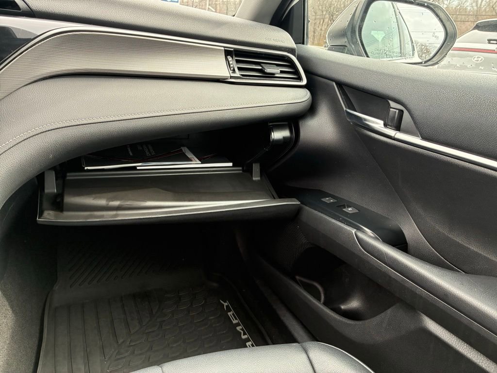 Used 2020 Toyota Camry SE w/ Sunroof Package image 36