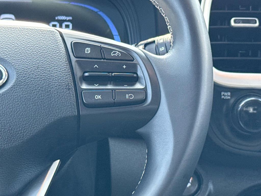 Used 2025 Hyundai Venue SEL image 16