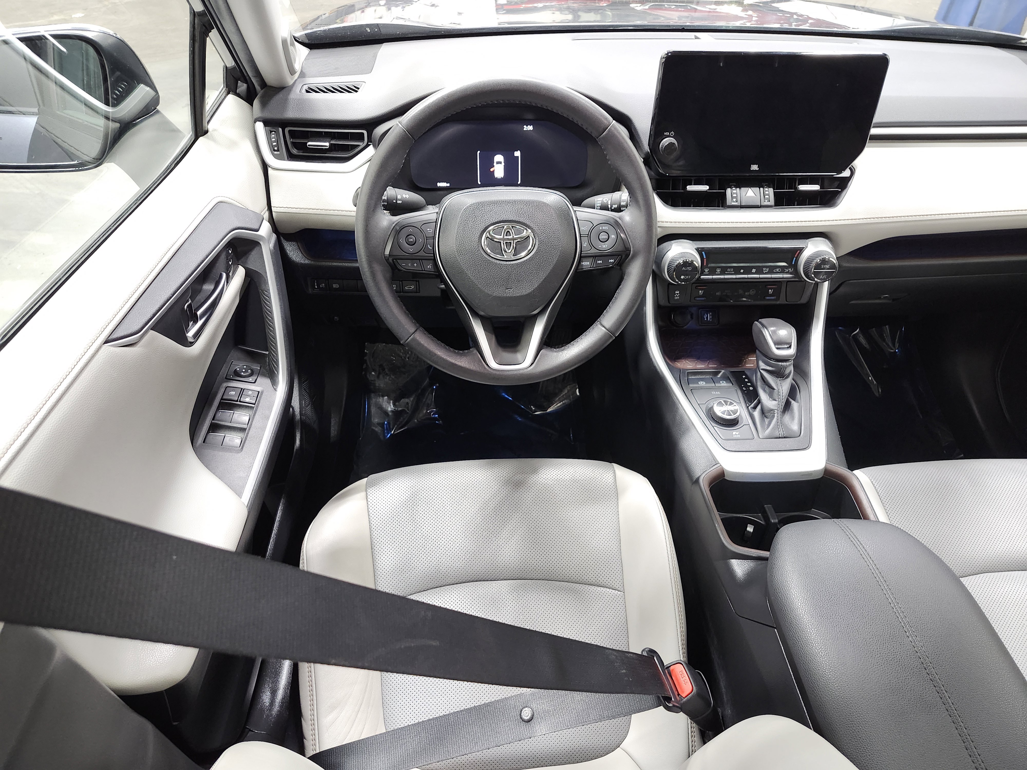 Used 2023 Toyota RAV4 Limited image 29