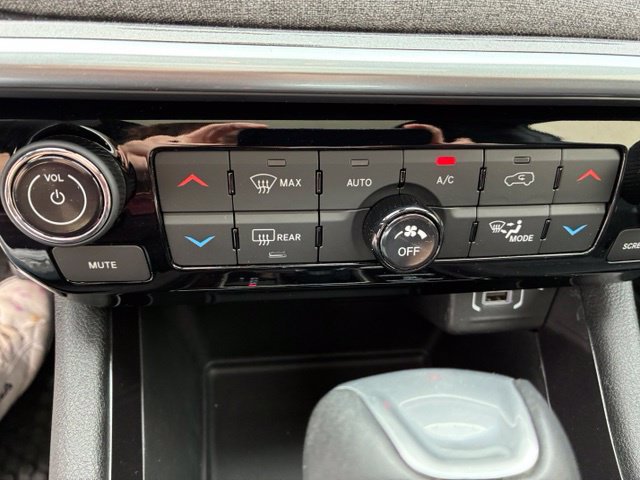 Used 2025 Jeep Compass Latitude w/ Sun & Sound Group AWD/4WD image 27