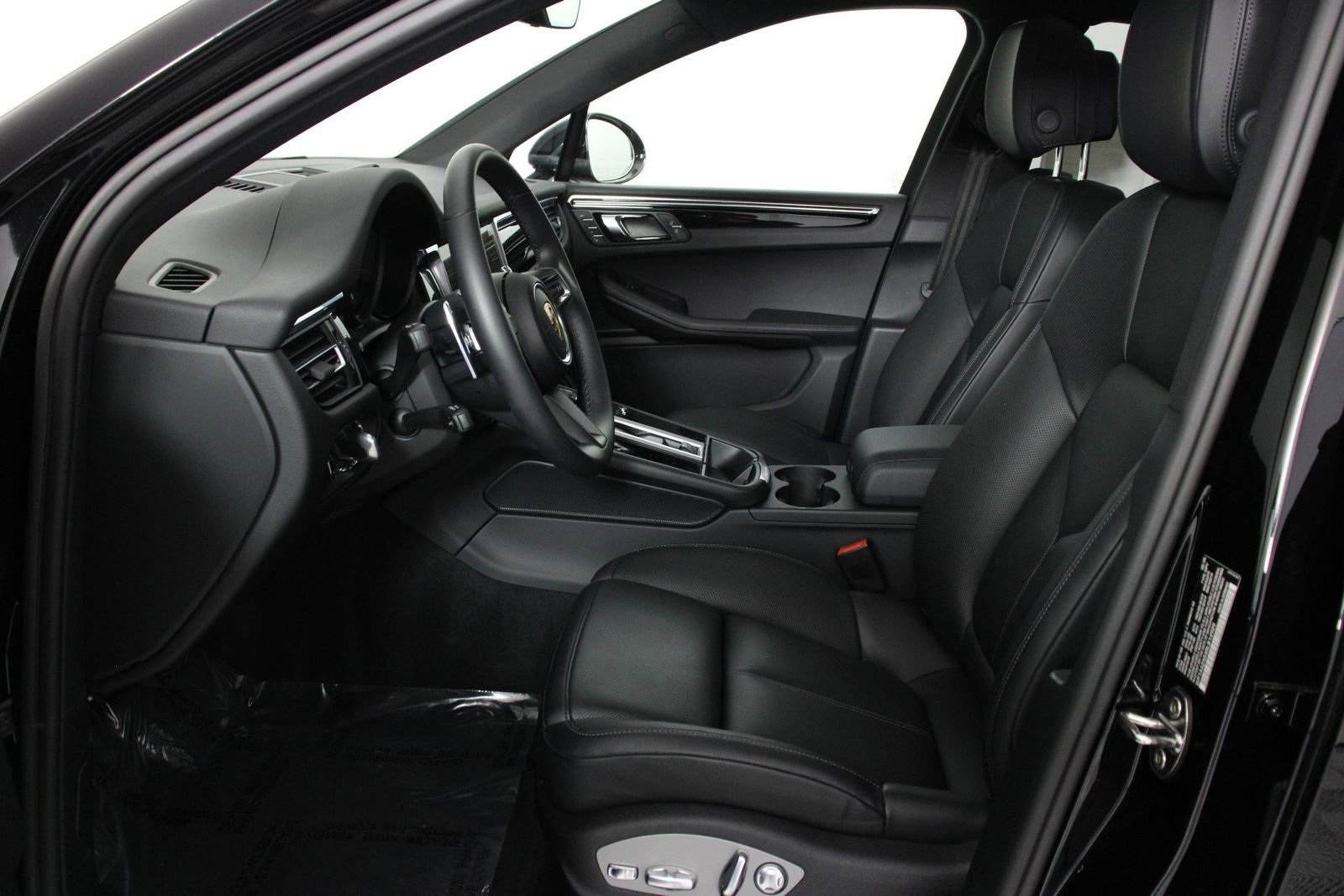 Certified 2025 Porsche Macan image 5