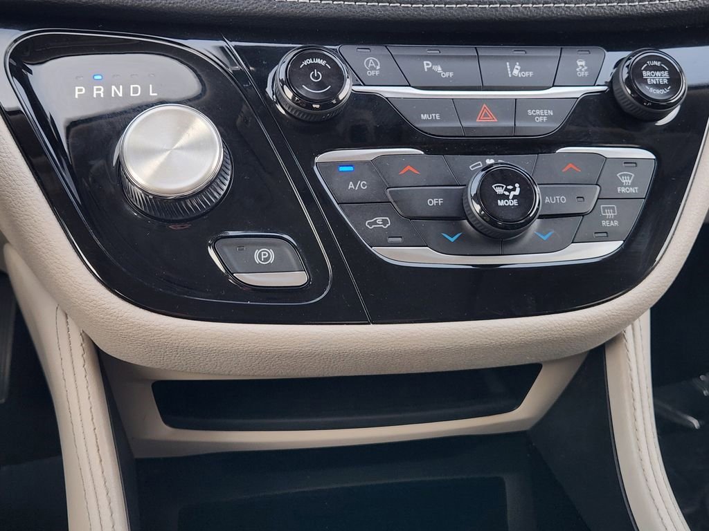 Used 2023 Chrysler Pacifica Limited image 19