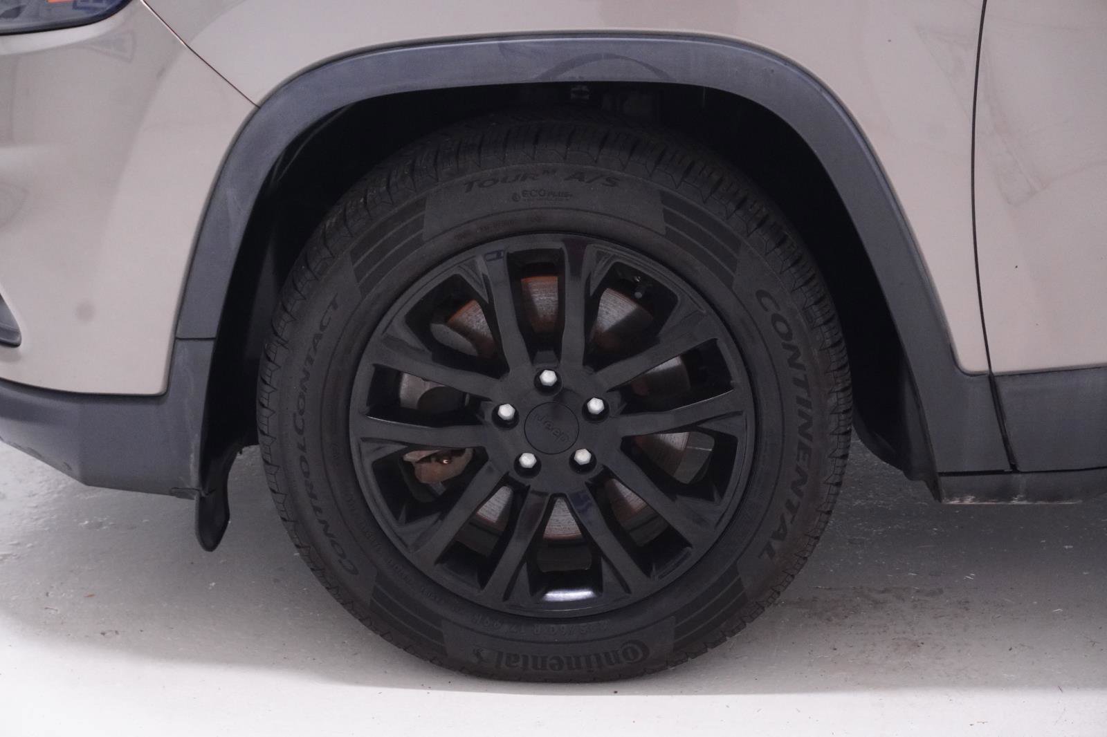 Used 2019 Jeep Cherokee Latitude w/ Popular Appearance Group image 11
