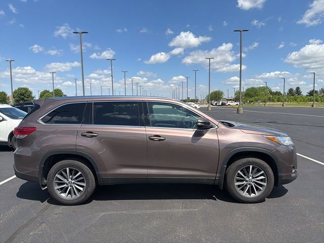Used 2019 Toyota Highlander XLE AWD/4WD image 12