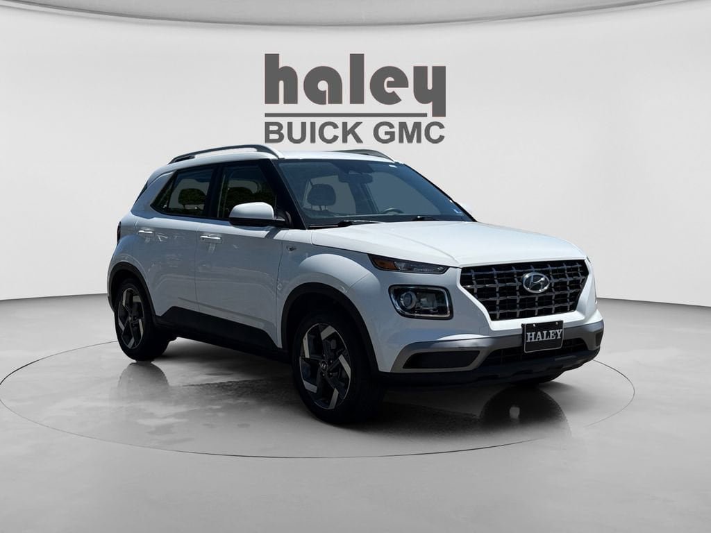 Used 2025 Hyundai Venue SEL FWD image 1
