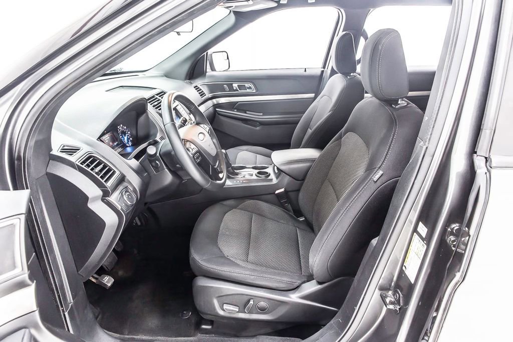 Used 2018 Ford Explorer XLT image 23