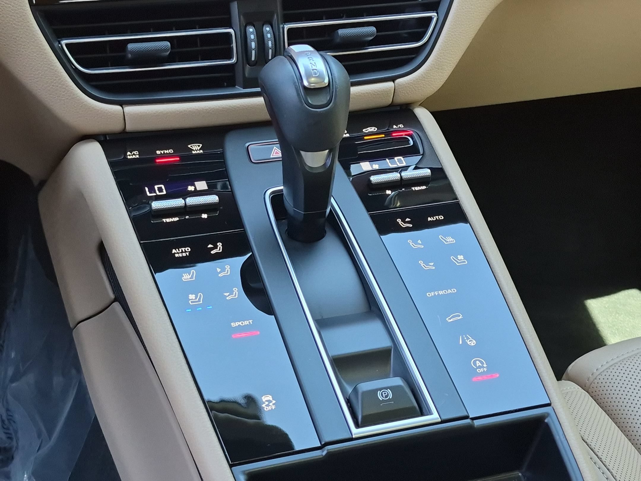 Certified 2026 Porsche Macan AWD/4WD image 15