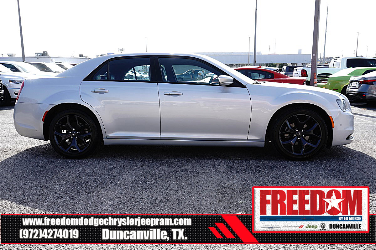 Used 2023 Chrysler 300 S RWD image 6