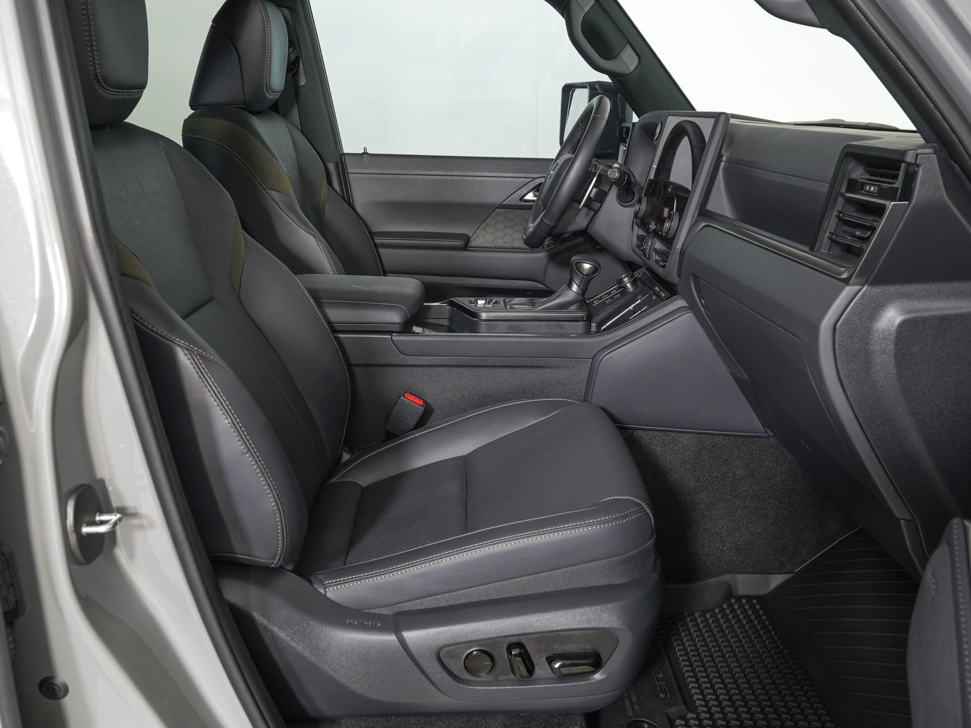 Used 2025 Lexus GX 550 AWD/4WD image 8