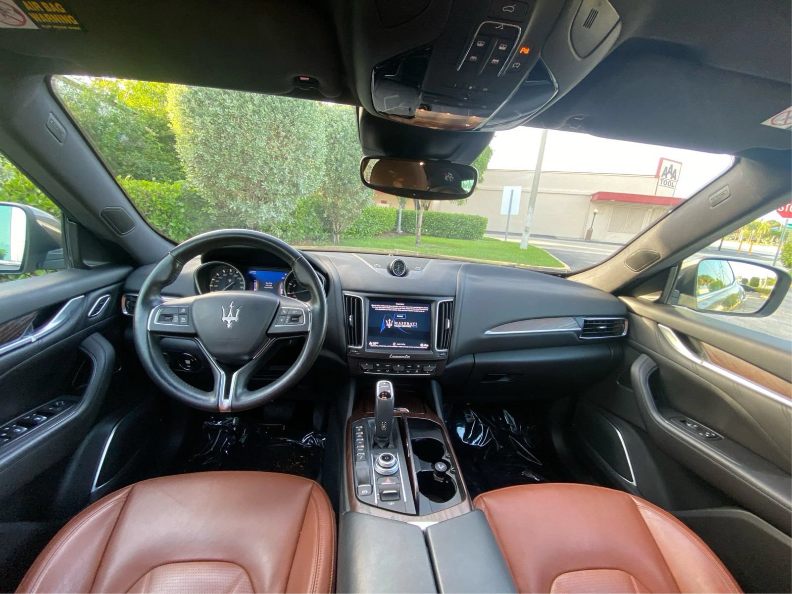 Used 2019 Maserati Levante GranLusso AWD/4WD image 18