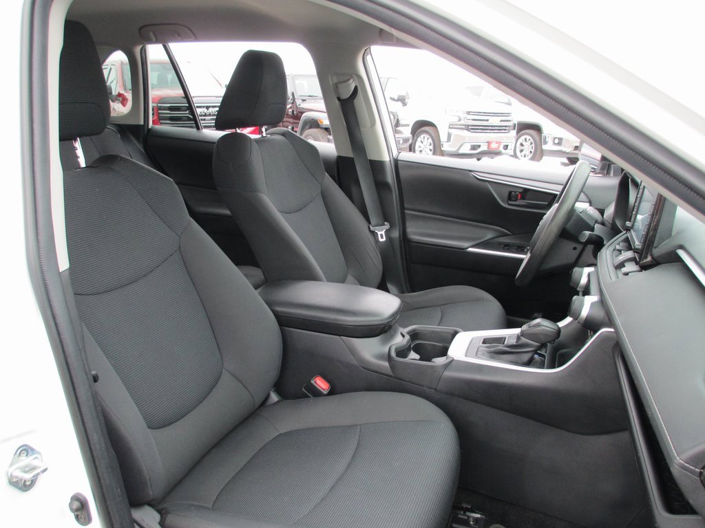 Used 2021 Toyota RAV4 LE image 15