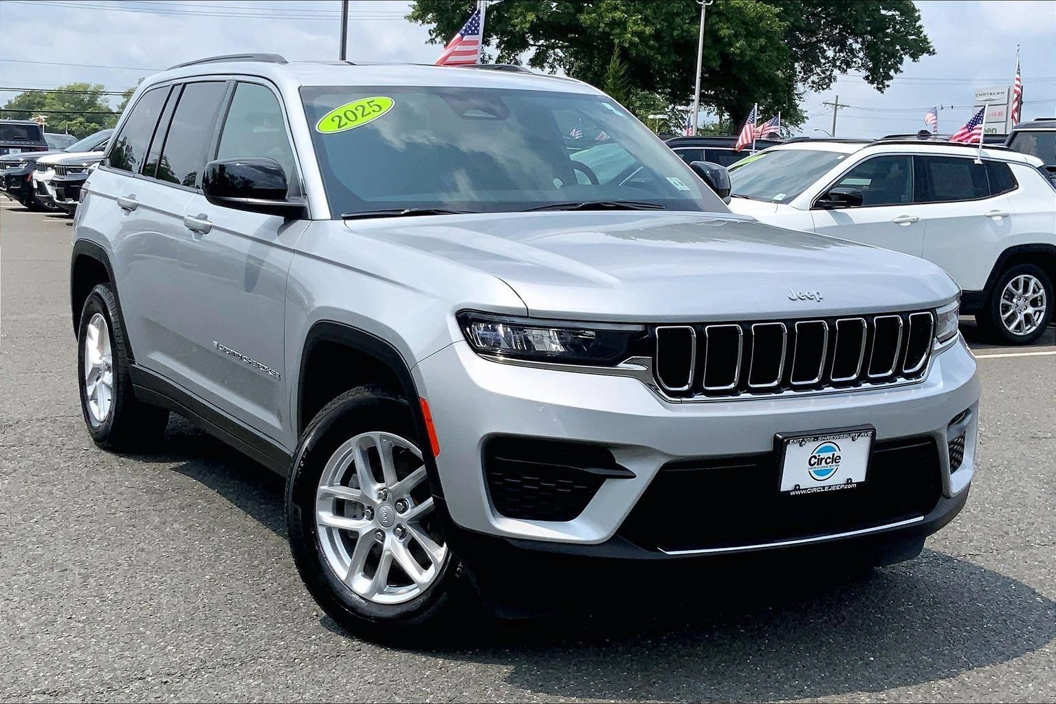 Certified 2025 Jeep Grand Cherokee Laredo X w/ Luxury Tech Group I AWD/4WD image 2