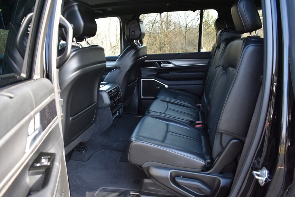 Used 2025 Jeep Wagoneer 4WD w/ Convenience Group I image 29