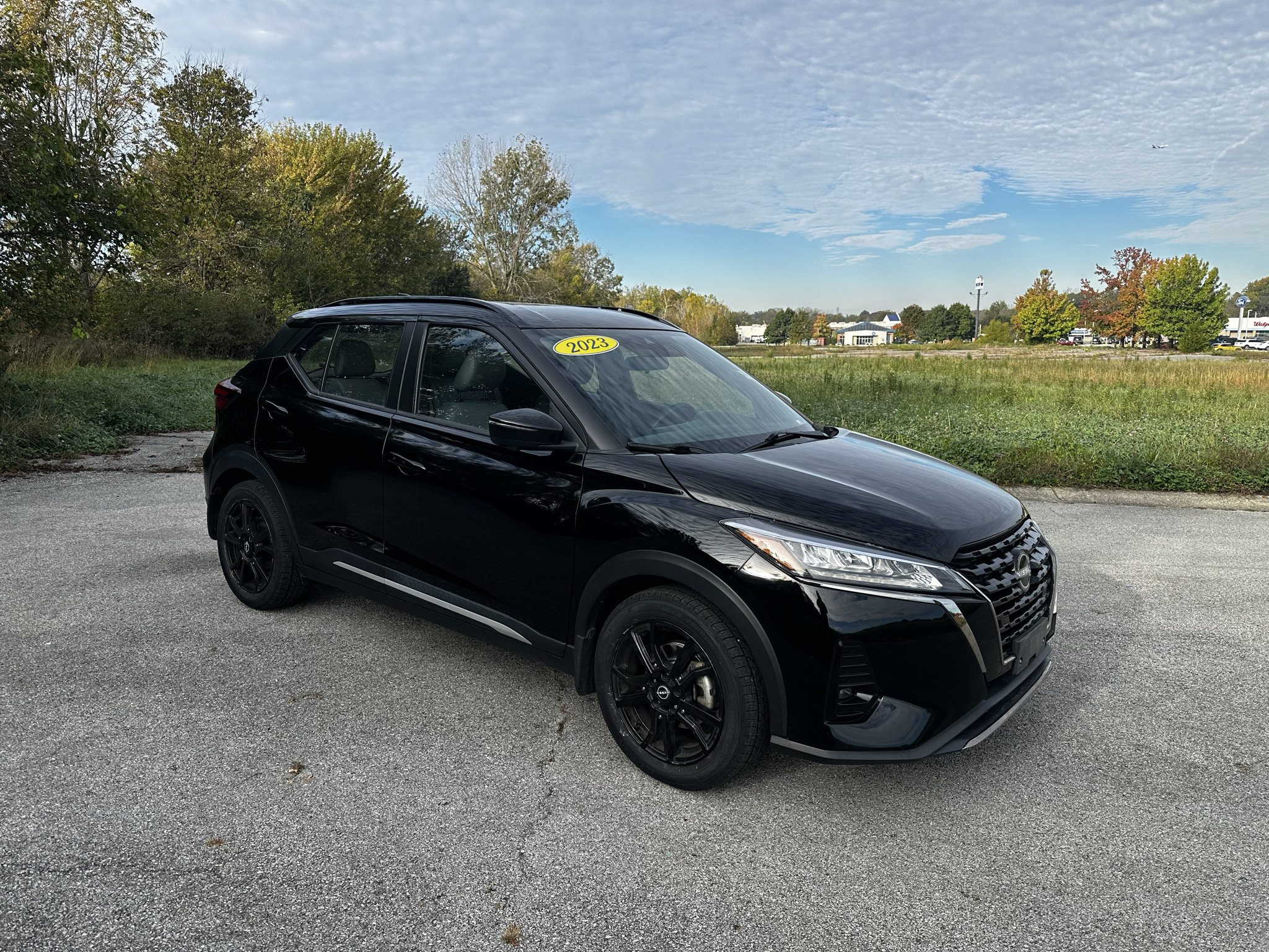 Used 2023 Nissan Kicks SR w/ SR Premium Package FWD image 3