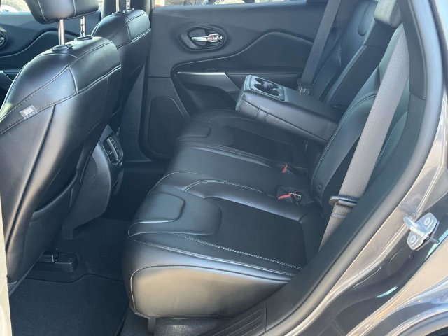 Used 2019 Jeep Cherokee Latitude Plus FWD image 15