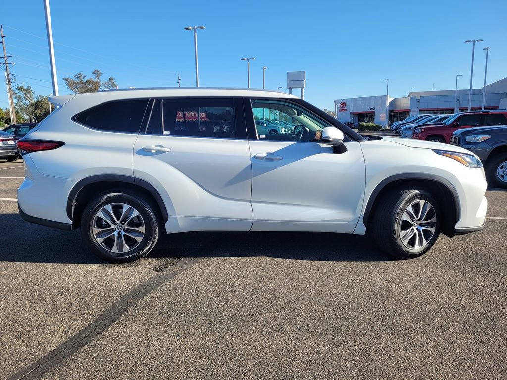 Used 2022 Toyota Highlander XLE FWD image 3